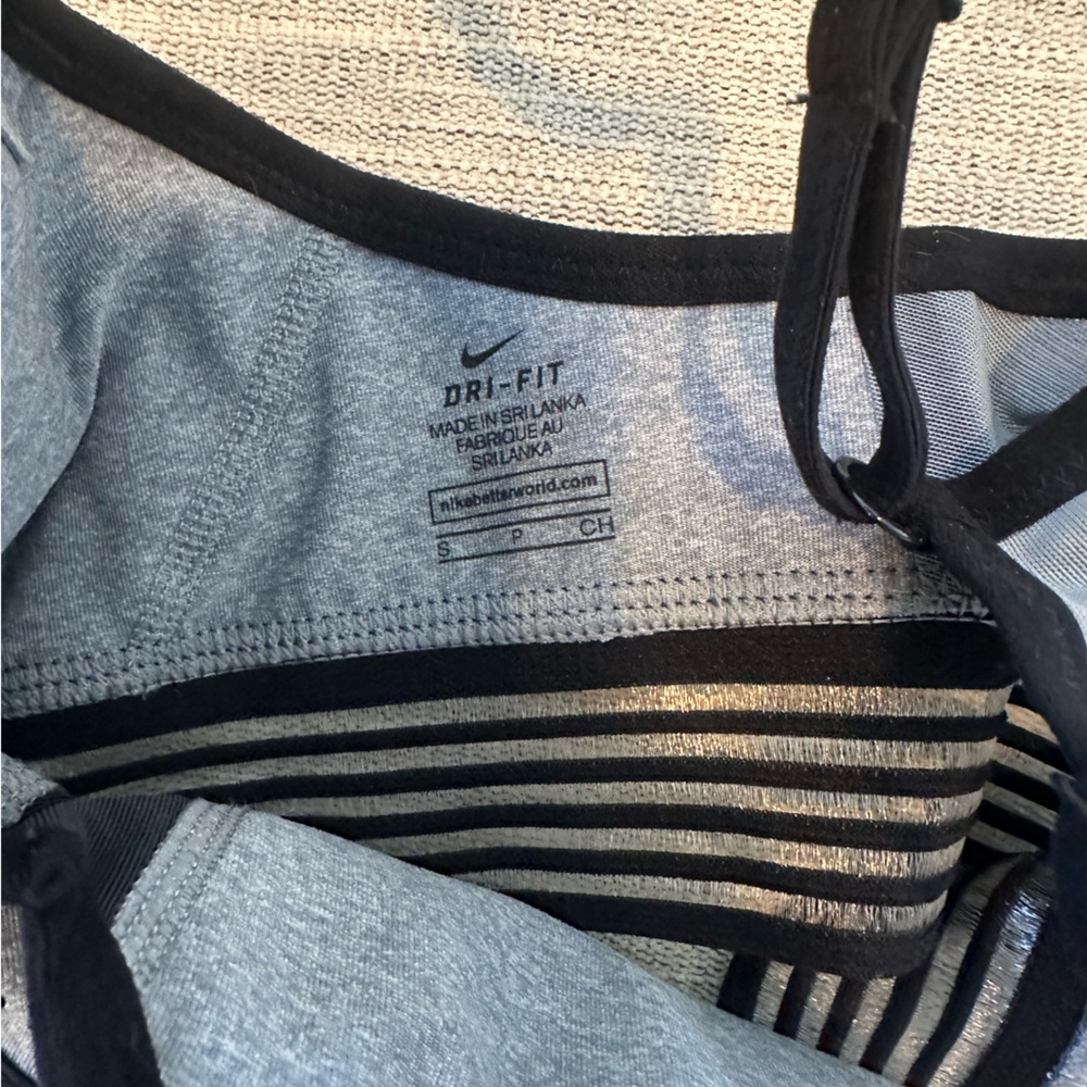 (4) Nike sports bras - Picture 7 of 14